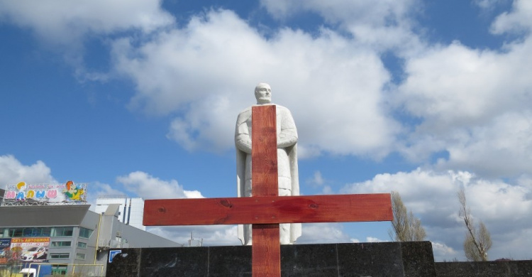 Мариупольские христиане восстановили символ веры, над которым надругались вандалы (ФОТОФАКТ)