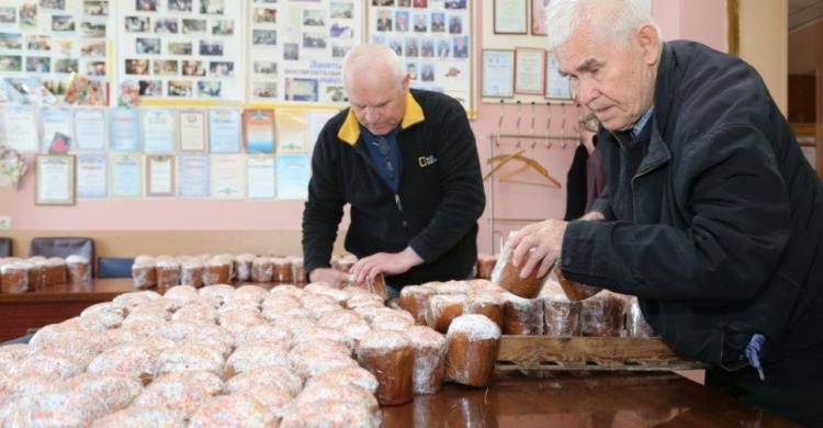 Мариупольские металлурги испекли больше тысячи пасхальных куличей (ФОТО)