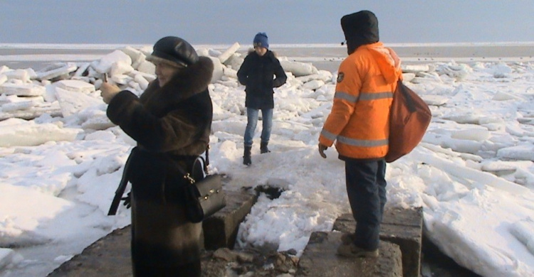 Мариупольские спасатели вернули с тонкого морского льда 38 человек (ФОТО)