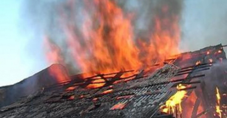 Мариупольские спасатели вынесли из горящего дома женщину (ФОТО)