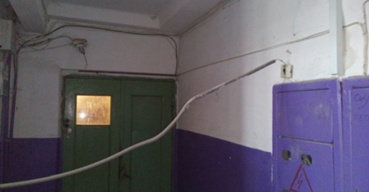 Жители мариупольской многоэтажки борются с ливневыми стоками в электрощитовой
