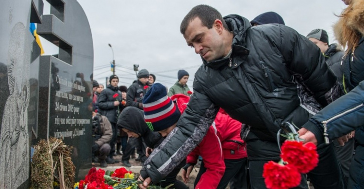 Мариупольцы почтили память погибших на Восточном минутой молчания (ФОТО)