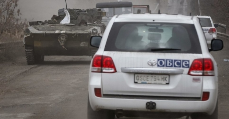 Машина миссии ОБСЕ попала под обстрел неподалеку от Марьинки