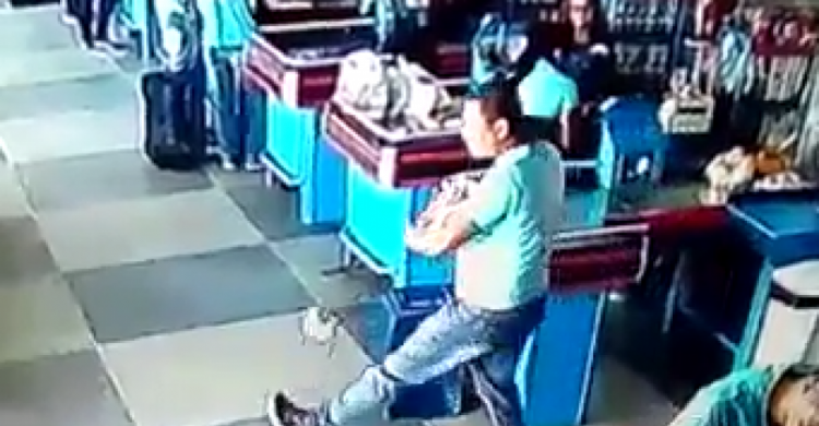 Футбол в супермаркете: бразилец отбил упавшую покупку ногой