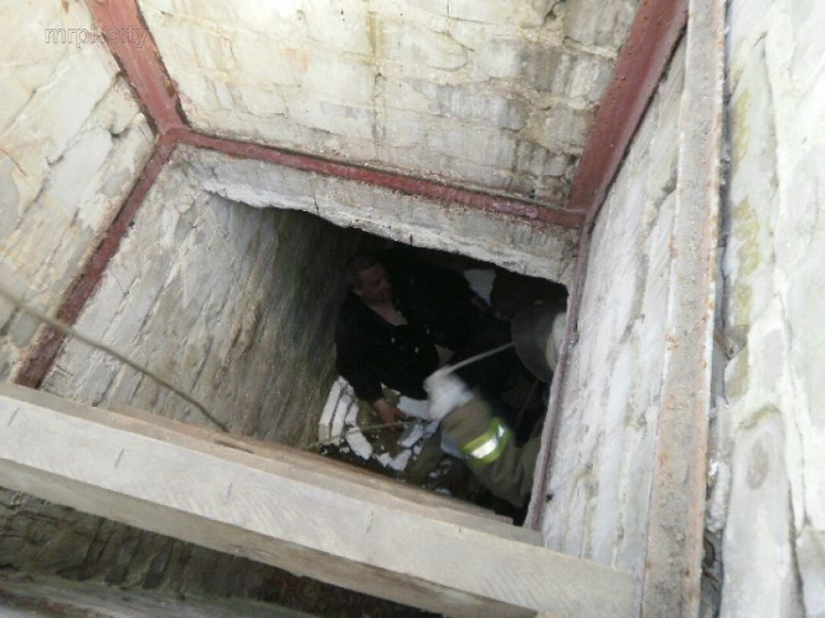 На Донетчине спасатели совместно с медиками доставали мужчину из подвала (ФОТО)
