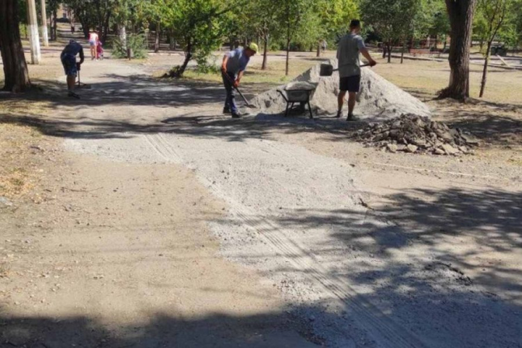 Чтобы люди не «месили грязь», в Мариуполе заасфальтировали аварийные зоны