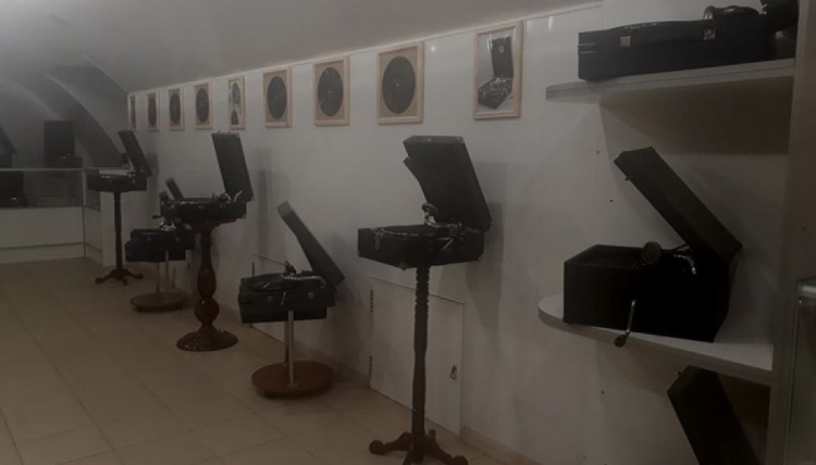 Мариуполец собрал около 40 старинных граммофонов (ФОТО)