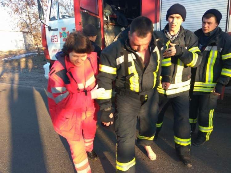 В сети появилось видео спасения человека, провалившегося под лед на Донетчине (ФОТО+ВИДЕО)