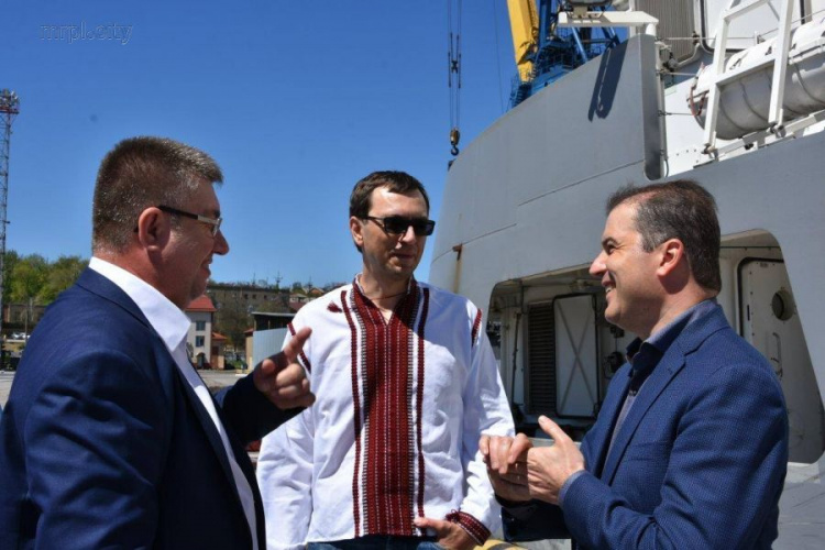 Мариупольский порт посетил Омелян и обсудил строительство терминала и ремонт запорожской трассы (ФОТО)
