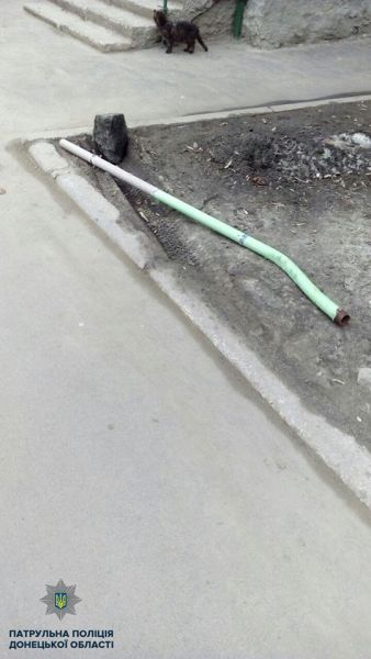 В Мариуполе средь белого дня похитили трубы из подъезда многоэтажки (ФОТО)