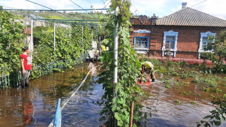 Десятки домов в воде, 38 тысяч жителей без света: на Донетчине устраняют последствия ливней