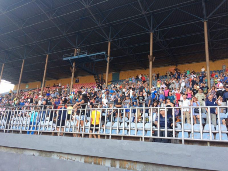 В Мариуполе на стадионе собралось свыше 6 тысяч болельщиков