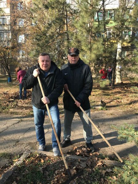 Тысячи мариупольцев вышли на улицы города (ФОТО)