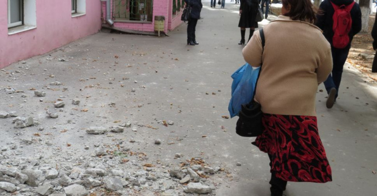 В Мариуполе бетонные части зданий «бомбят» прохожих (ФОТО+ВИДЕО)