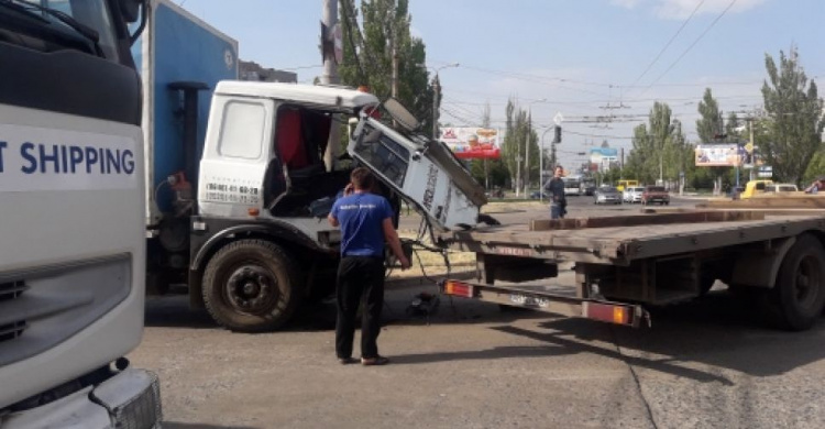 В Мариуполе у грузовика в ДТП едва не оторвало кабину (ФОТО)