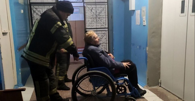 В Мариуполе спасатели помогли женщине в инвалидном кресле добраться домой (ФОТО+ВИДЕО)