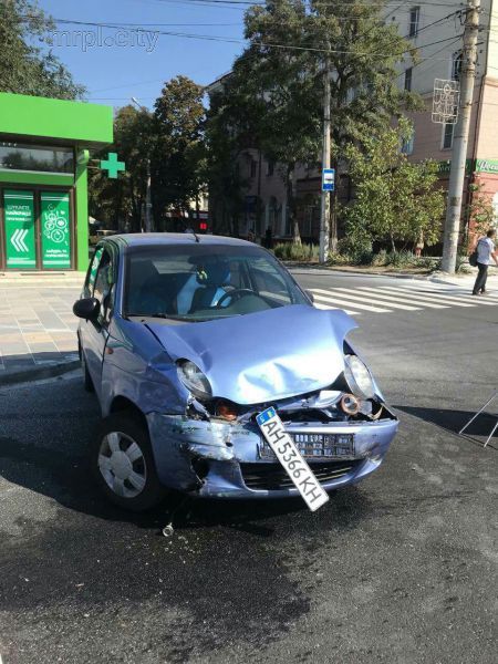 В Мариуполе автомобиль перевернулся от столкновения, есть пострадавший (ФОТОФАКТ)