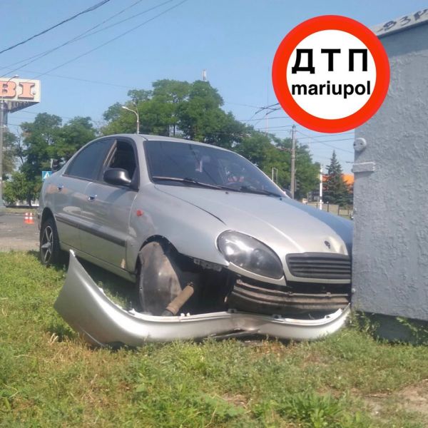 Две легковушки не поделили дорогу в Мариуполе