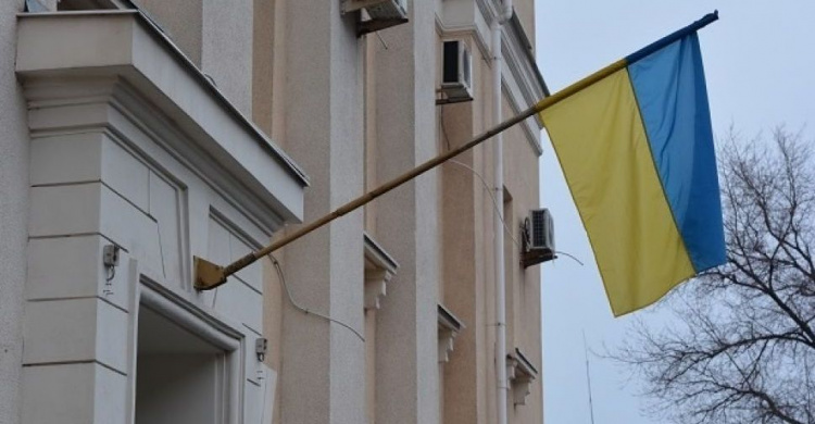 В Мариуполе в знак скорби приспустили флаги