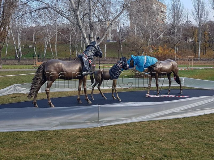 Почему скульптуры лошадей в мариупольском парке укутали полиэтиленом, и когда откроют доступ к фотозоне