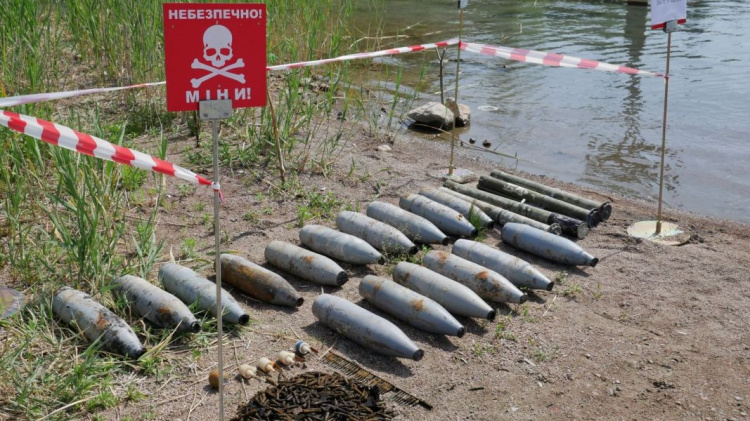В водоеме на Донетчине нашли 50 взрывоопасных предметов (ФОТО+ВИДЕО)