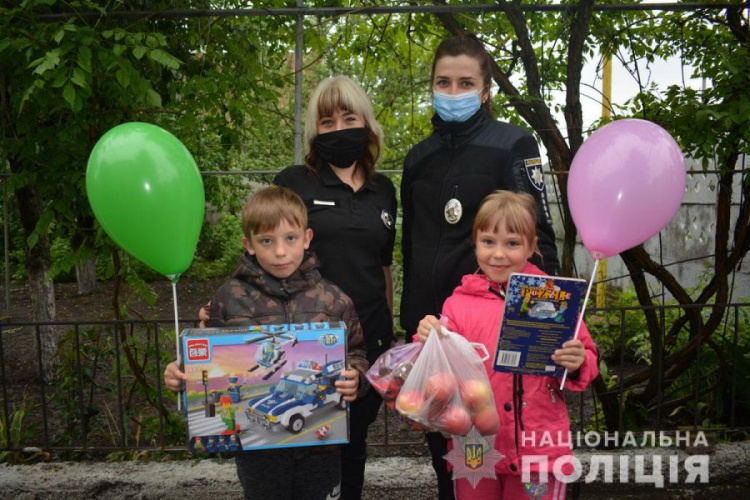На Донетчине правоохранители подарили детям праздничное настроение