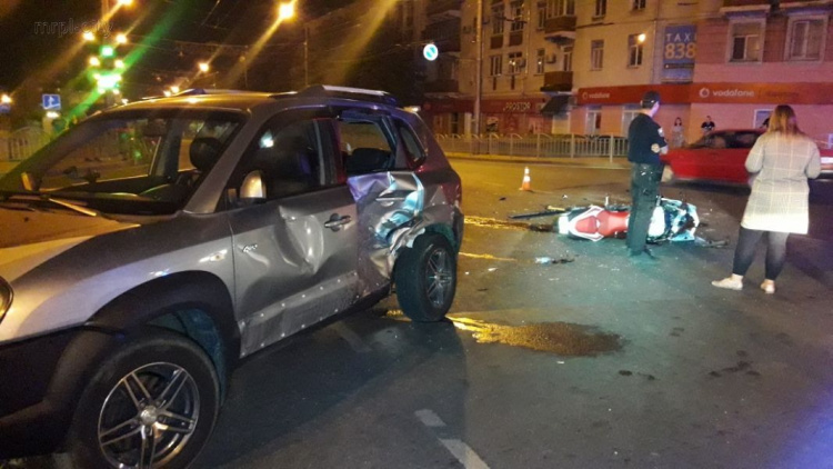 В Мариуполе мотоцикл врезался в легковое авто с ребенком. Есть пострадавший (ФОТО)