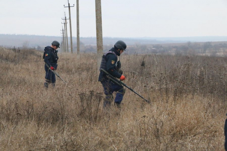 В районе разведения сил в Донбассе пиротехники начали разминирование (ФОТО+ВИДЕО)