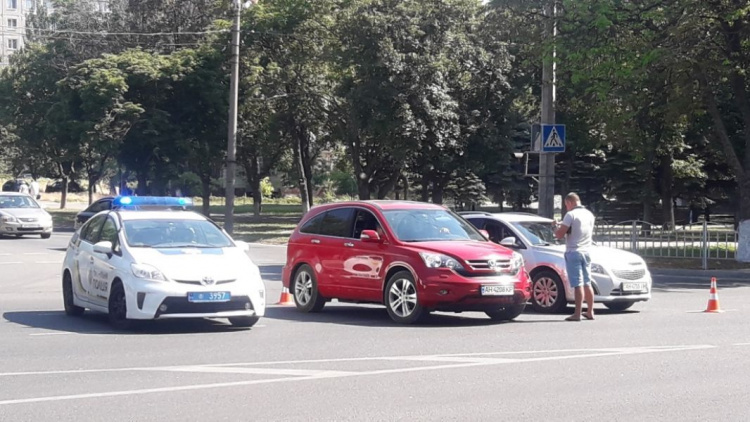 В центре Мариуполя столкнулись Chevrolet и Honda (ФОТОФАКТ)