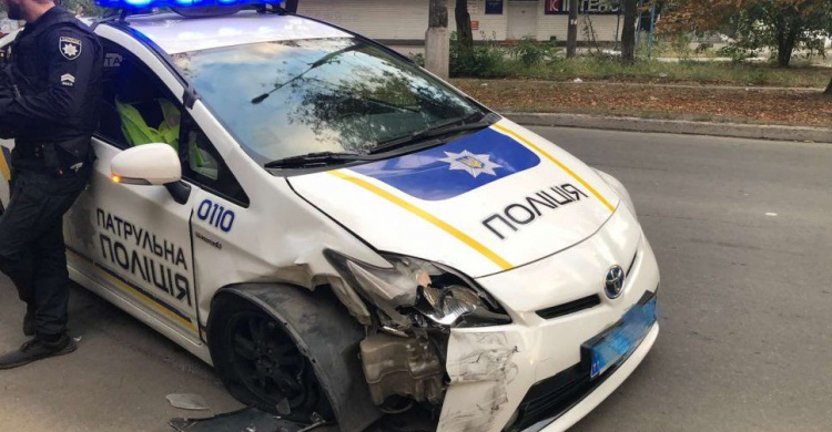 В Мариуполе на День города случилось ДТП: патруль полиции столкнулся с военным внедорожником (ФОТО)