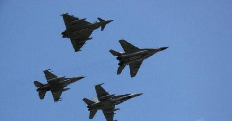 Над Донбассом кружили военные самолеты