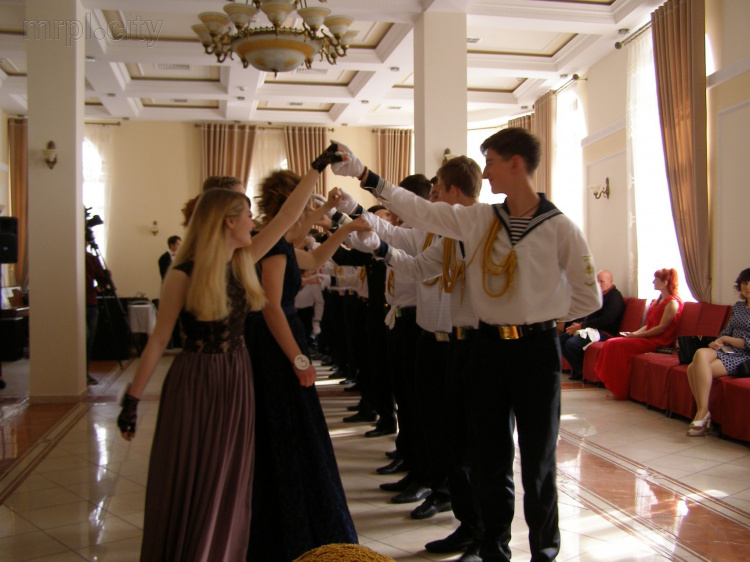 В Мариуполе на кадетском балу встретились Мужество и Грация (ФОТО)