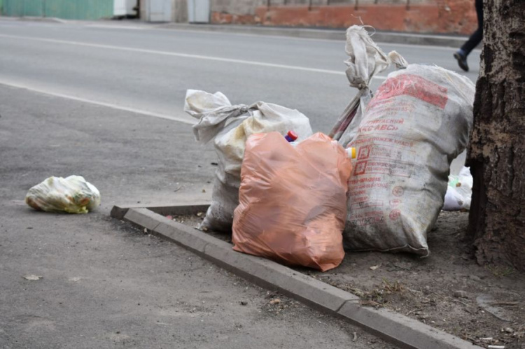 Мариупольцы выбрасывают мусор прямо посреди улицы (ФОТОФАКТ)