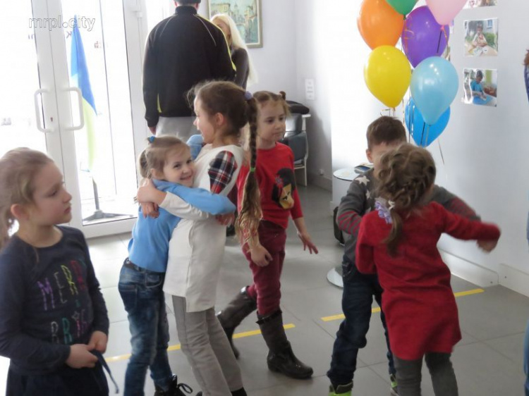 Воспитанники детского дома Мариуполя показали, чему учит детство (ФОТО+ВИДЕО)