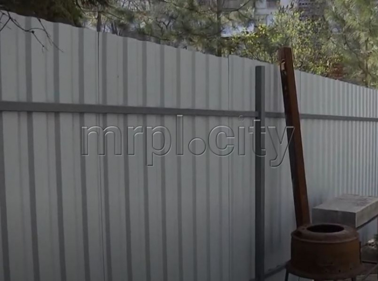 Дом с видом на забор: члены мариупольского ОСМД лишились доступа к зеленой зоне на придомовой территории