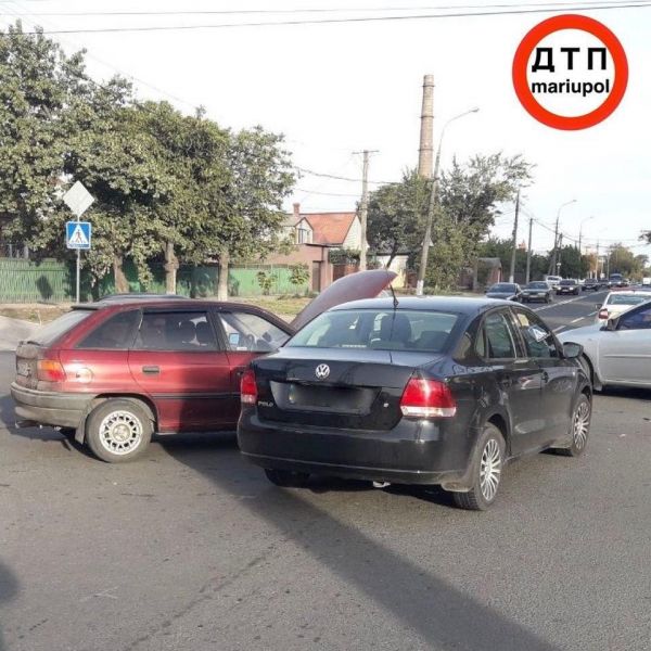 Не поделили дорогу: в Мариуполе столкнулись «Opel» и «Volkswagen»