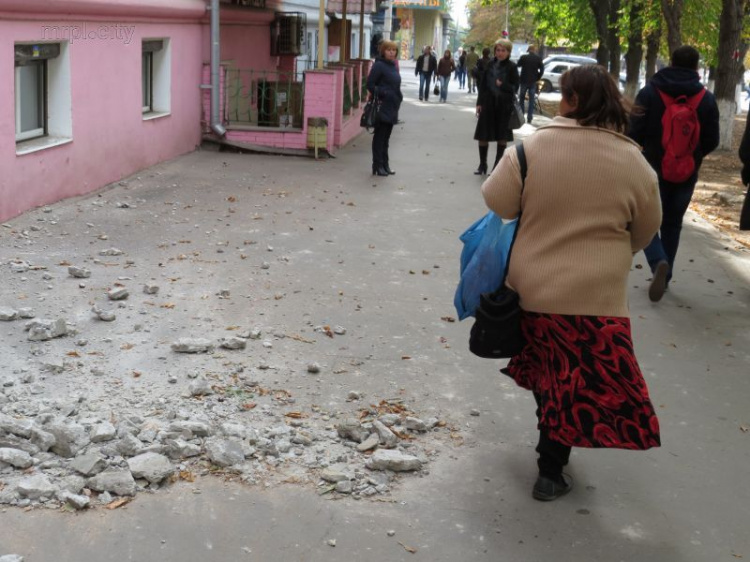 В Мариуполе бетонные части зданий «бомбят» прохожих (ФОТО+ВИДЕО)