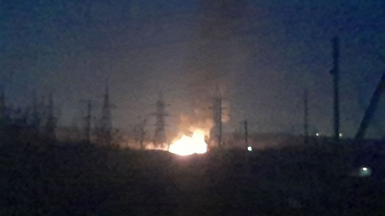 В Мариуполе горел гектар сухостоя, поврежден электрокабель