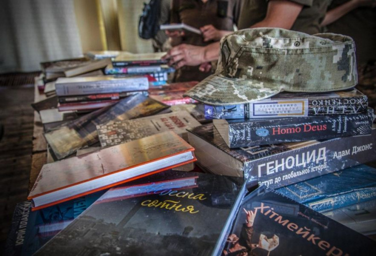 Библиотека для героев: Yakaboo передал украинским военным в Мариуполе 400 книг (ФОТО)