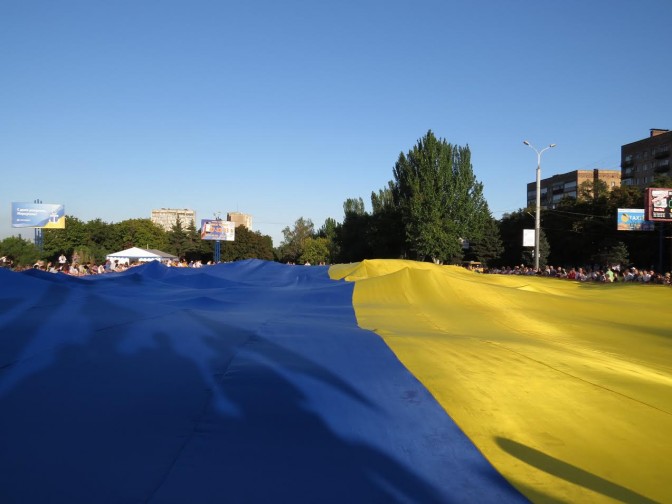 В центре Мариуполя развернули флаг Украины площадью 2400 кв.м (ФОТО+ВИДЕО)
