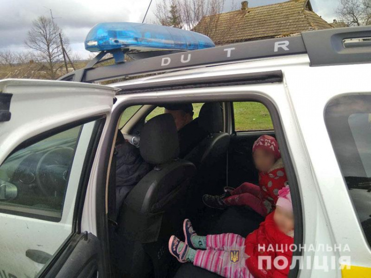 Голодные, грязные и напуганные: в Донецкой области мать оставила дочерей двух и пяти лет у незнакомцев (ФОТО)