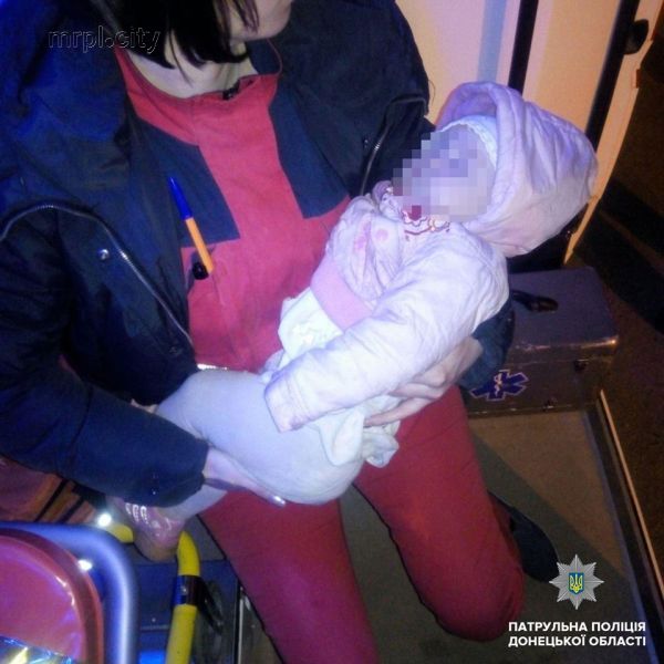 Мариупольчанка, нападая на полицейского, уронила на асфальт младенца (ФОТО)