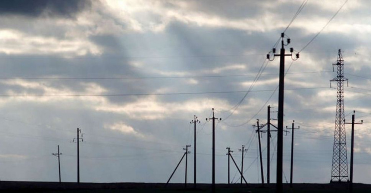 Шквальный ветер оставил без света тысячи потребителей электроэнергии в Мариуполе