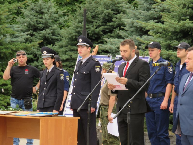 В Мариуполе впервые в ряды Национальной полиции региона вступил 101 выпускник (ФОТО+ВИДЕО)