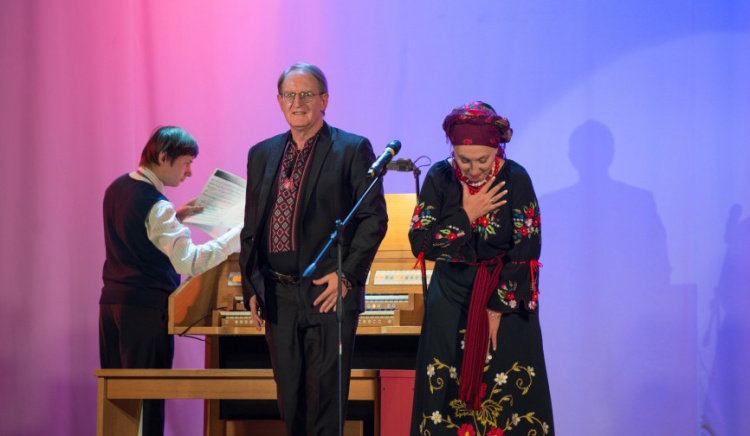 Парижский органист Жан Мари Леруа выступил на сцене Мариуполя в вышиванке, концерт посвятил погибшему Василию Слипаку (ФОТО)