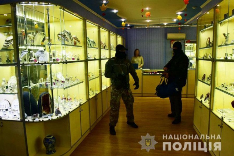 В Мариуполе «напали» на ювелирный магазин и «захватили» заложника (ФОТО)