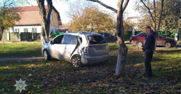 В Мариуполе пьяный водитель врезался в дерево (ФОТО)