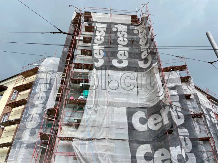 Когда в Мариуполе завершат реконструкцию дома с часами и украсят его инсталляцией?