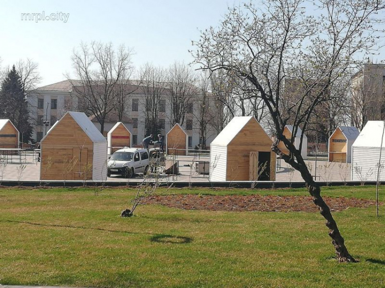 Из Театрального сквера Мариуполя исчезла сказочная башня с часами (ФОТО)