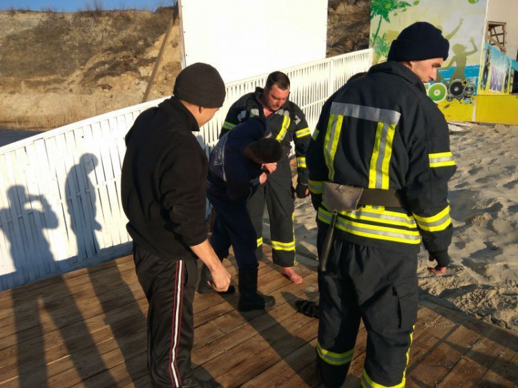 В сети появилось видео спасения человека, провалившегося под лед на Донетчине (ФОТО+ВИДЕО)